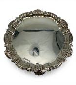 A Victorian hallmarked sterling silver salver by Joseph Rodgers & Sons, Sheffield, 1902. Dia.18cm.