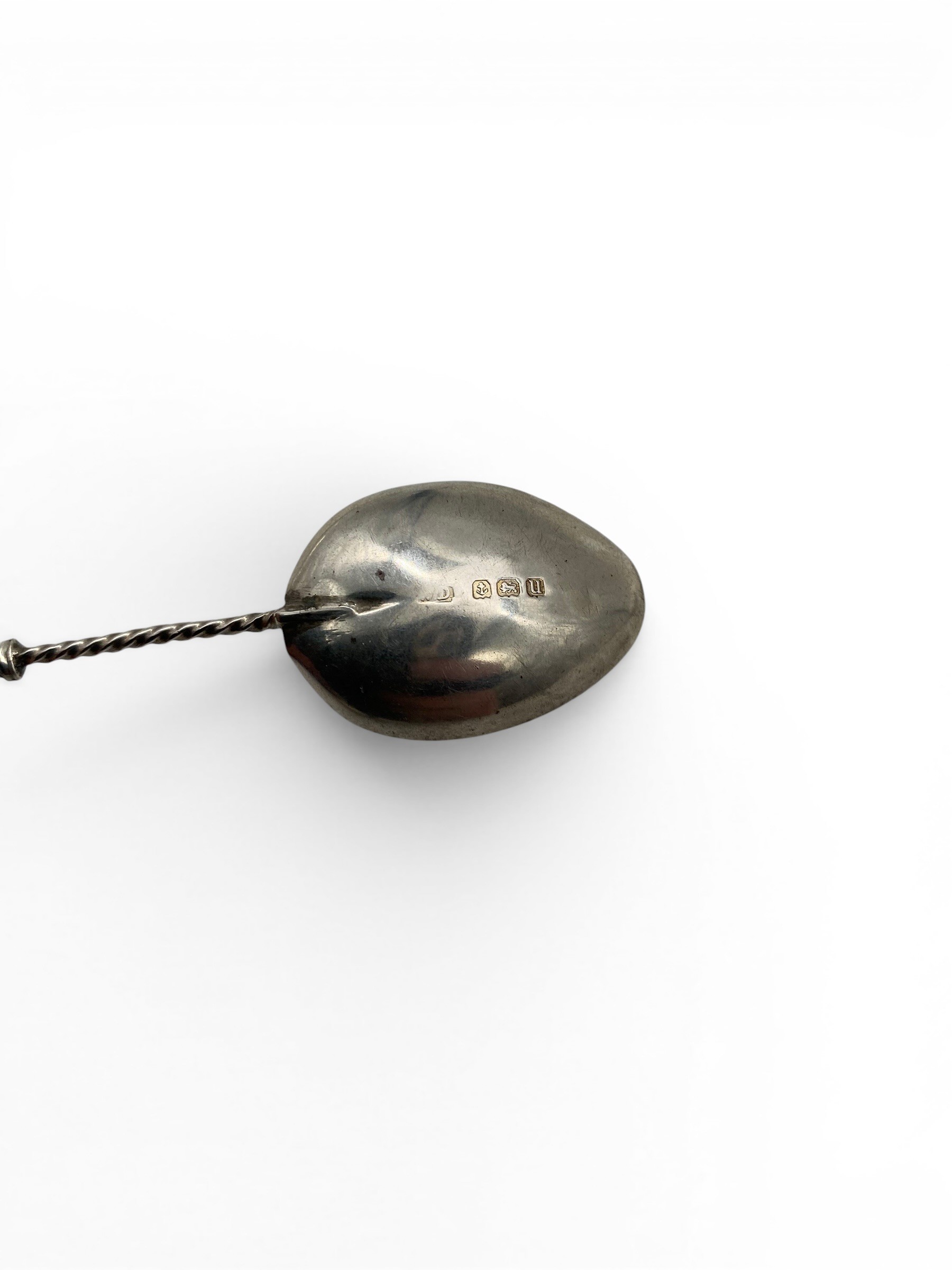 A miscellaneous collection of English hallmarked silver spoons and other items. 124g - Image 5 of 11