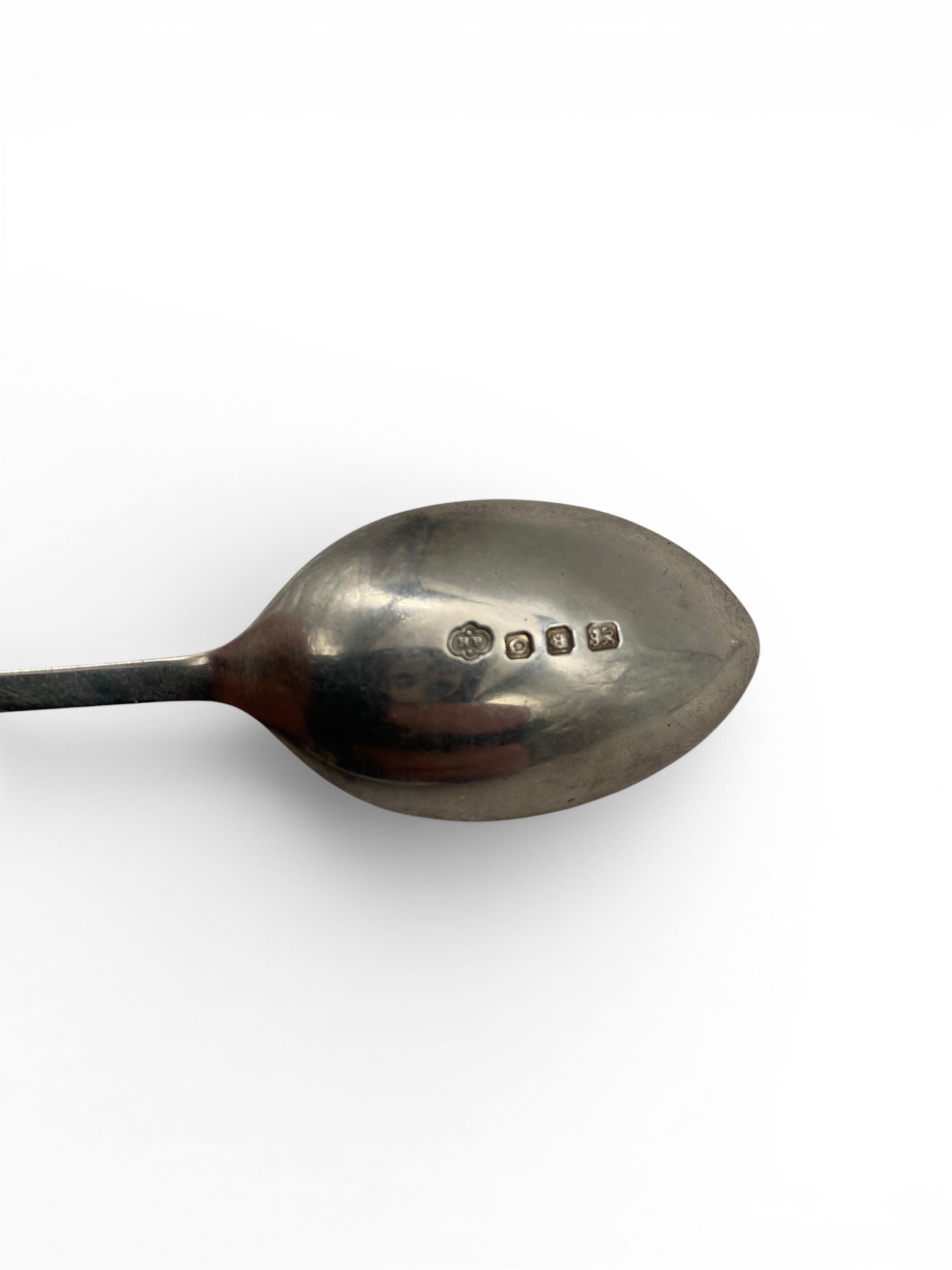 A miscellaneous collection of English hallmarked silver spoons and other items. 124g - Image 4 of 11