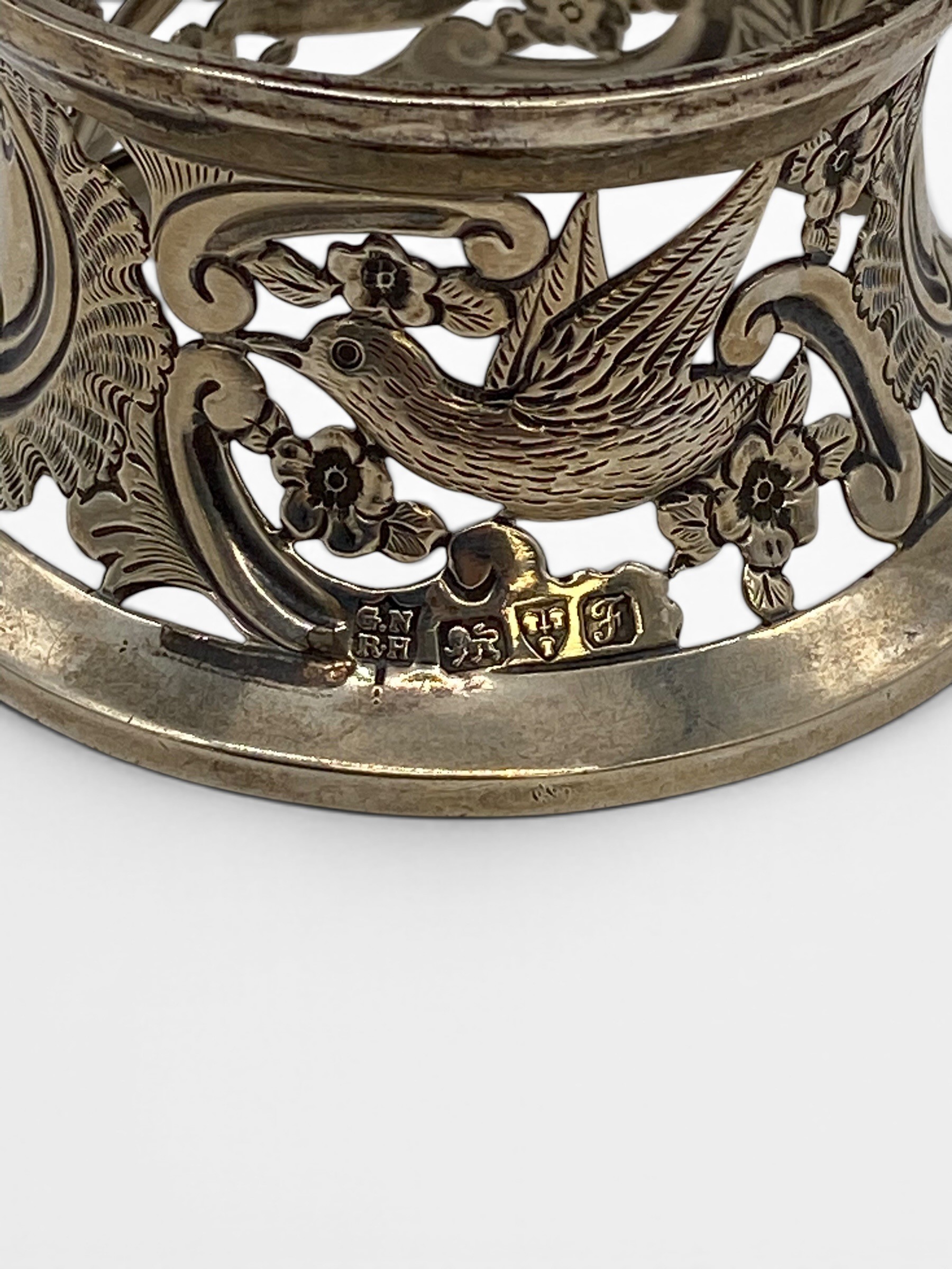 A silver hallmarked christening cup, an Aspreys dish etc. Silver weight: 138g - Image 4 of 7