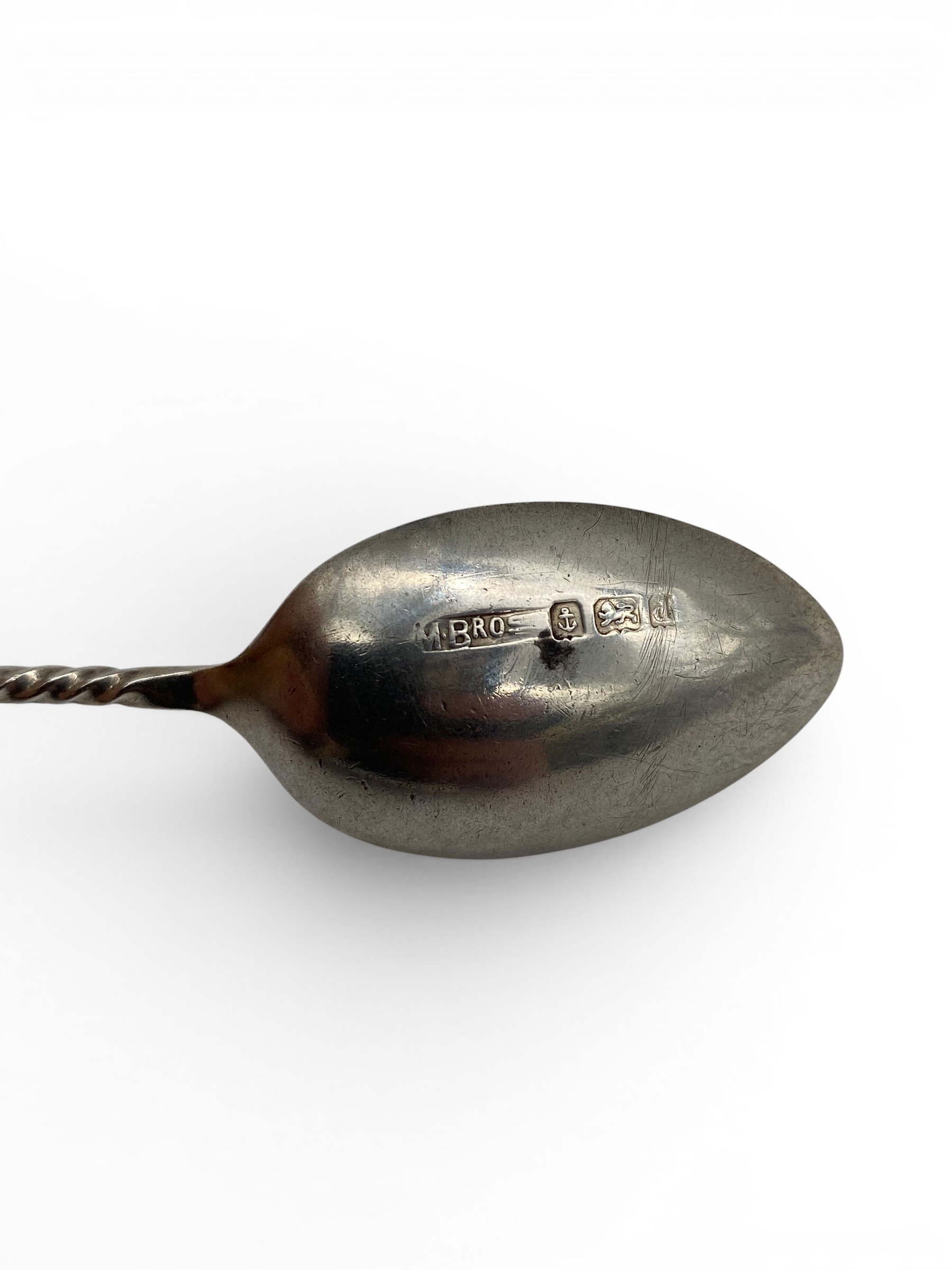 A miscellaneous collection of English hallmarked silver spoons and other items. 124g - Image 7 of 11