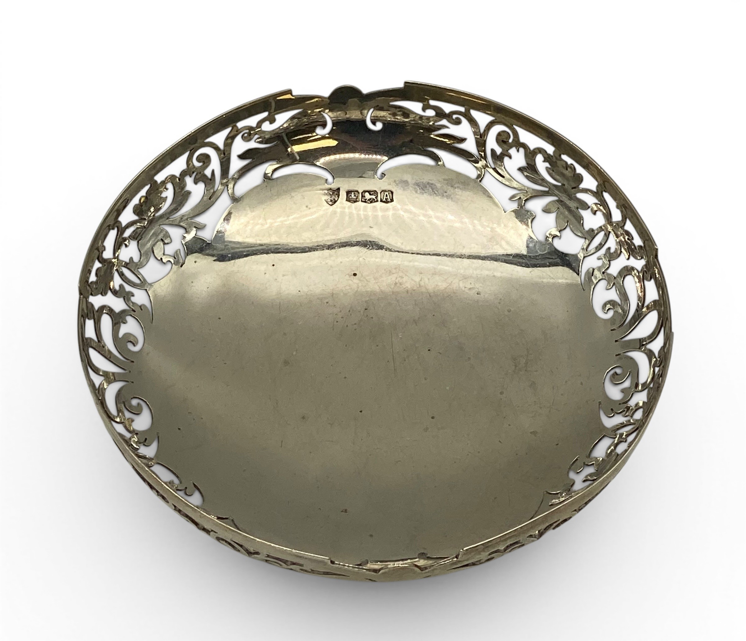 An English hallmarked silver dish with pierced gallery, Sheffield 1868. Weight: 142g - Image 3 of 3