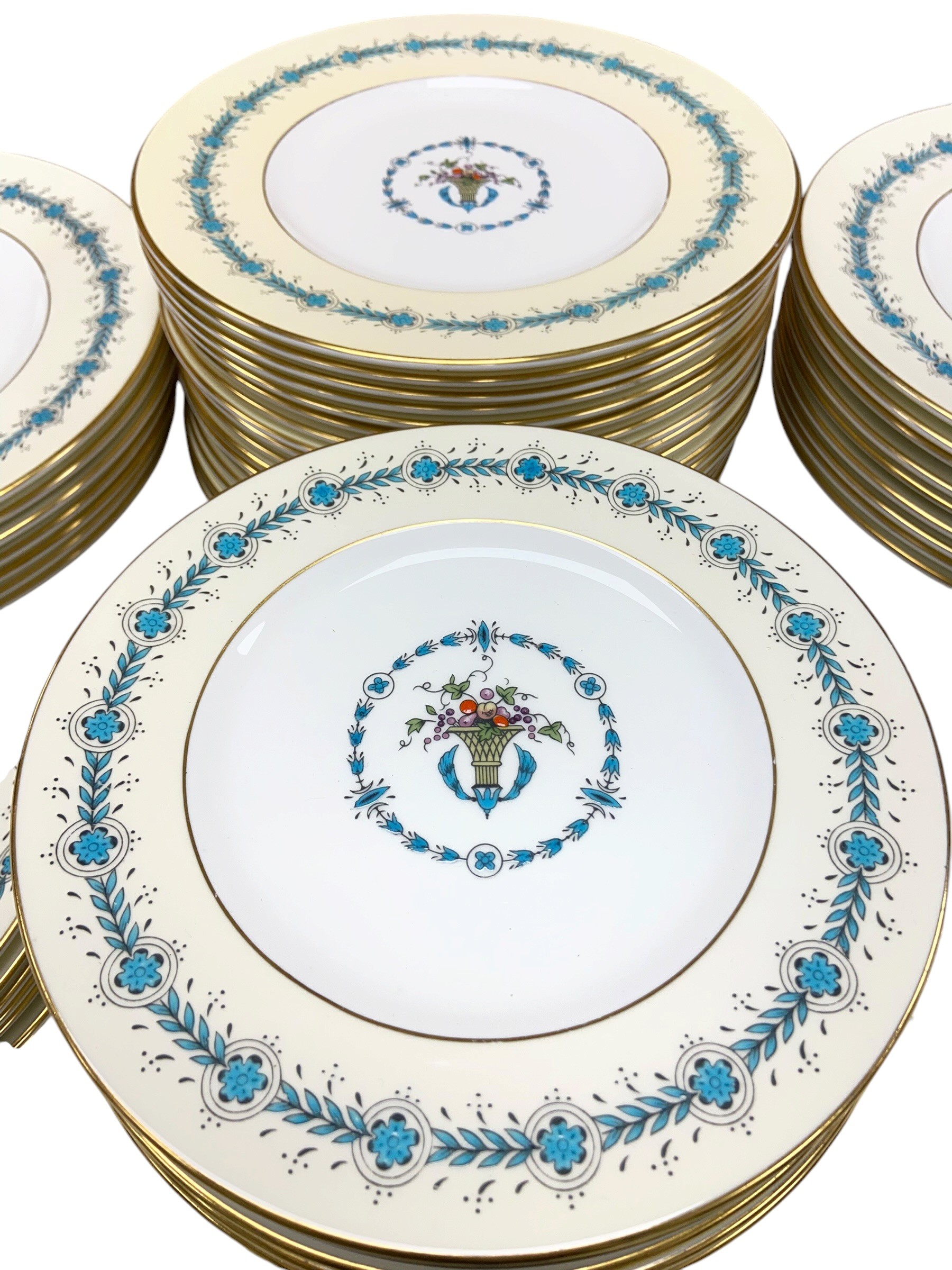 A Coalport 'Queen Elizabeth' pattern part dinner service, 16 dinner plates, 18 dessert, 2 tea - Image 3 of 4