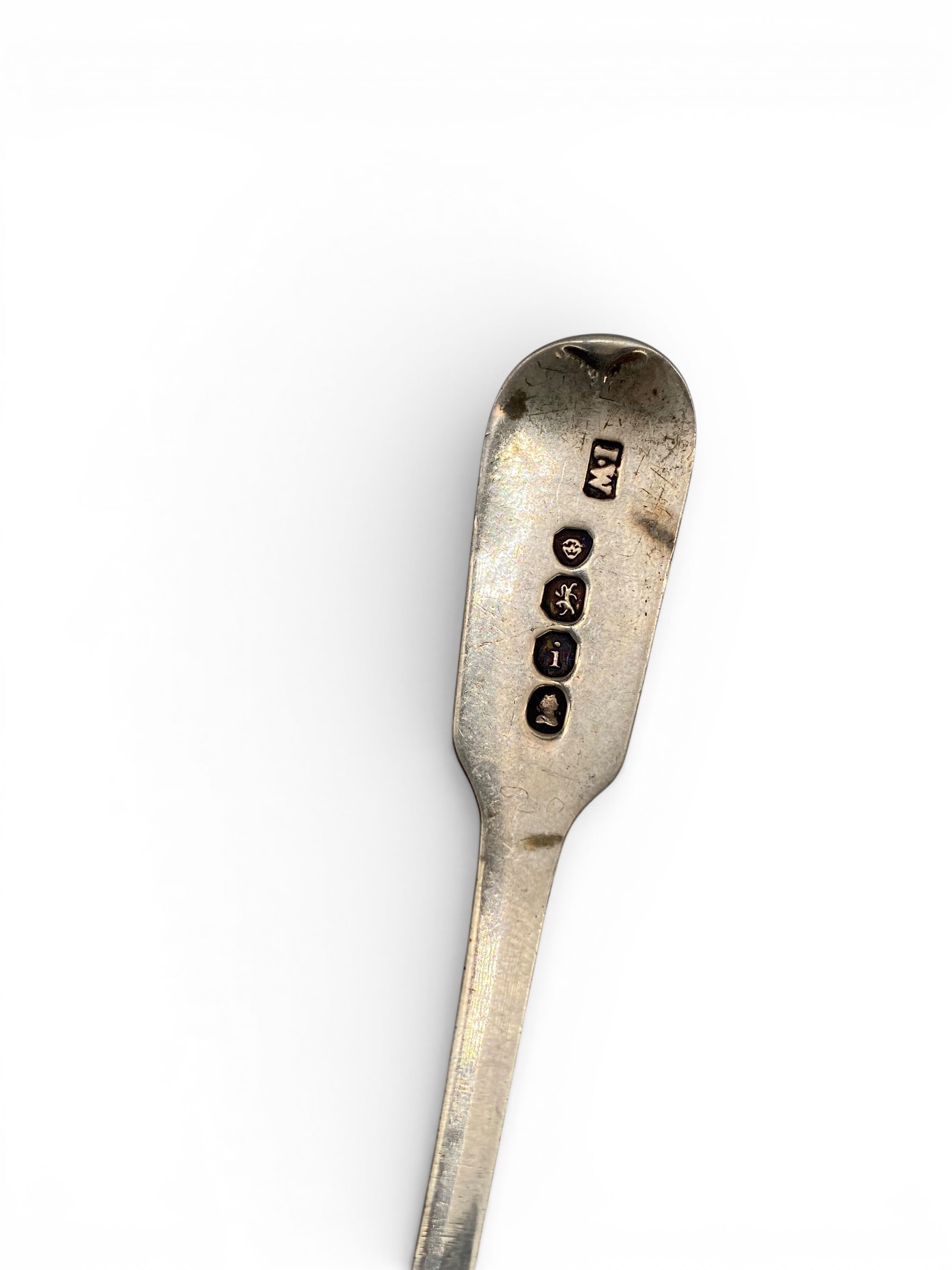 A miscellaneous collection of English hallmarked silver spoons and other items. 124g - Image 8 of 11