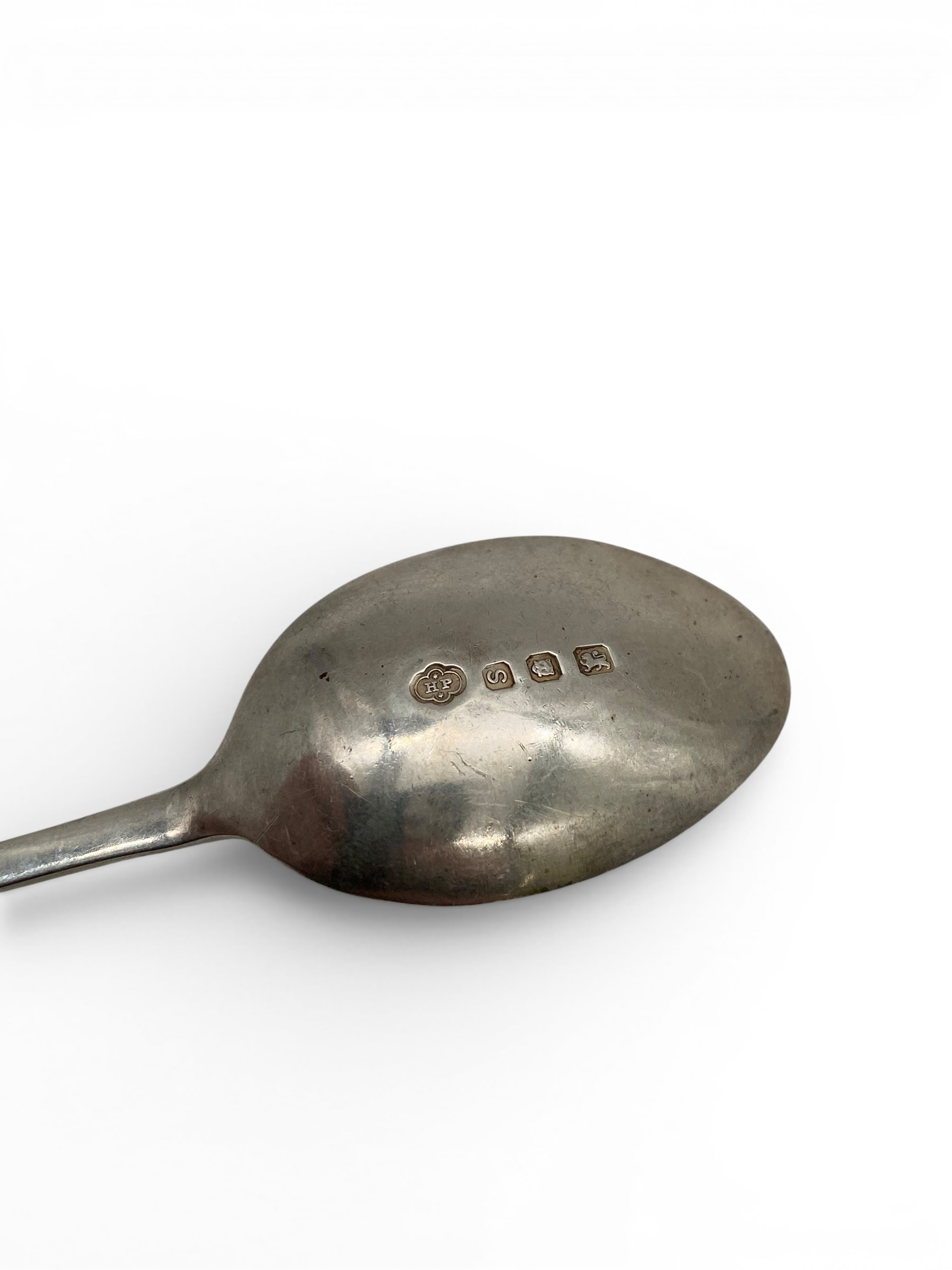 A miscellaneous collection of English hallmarked silver spoons and other items. 124g - Image 6 of 11