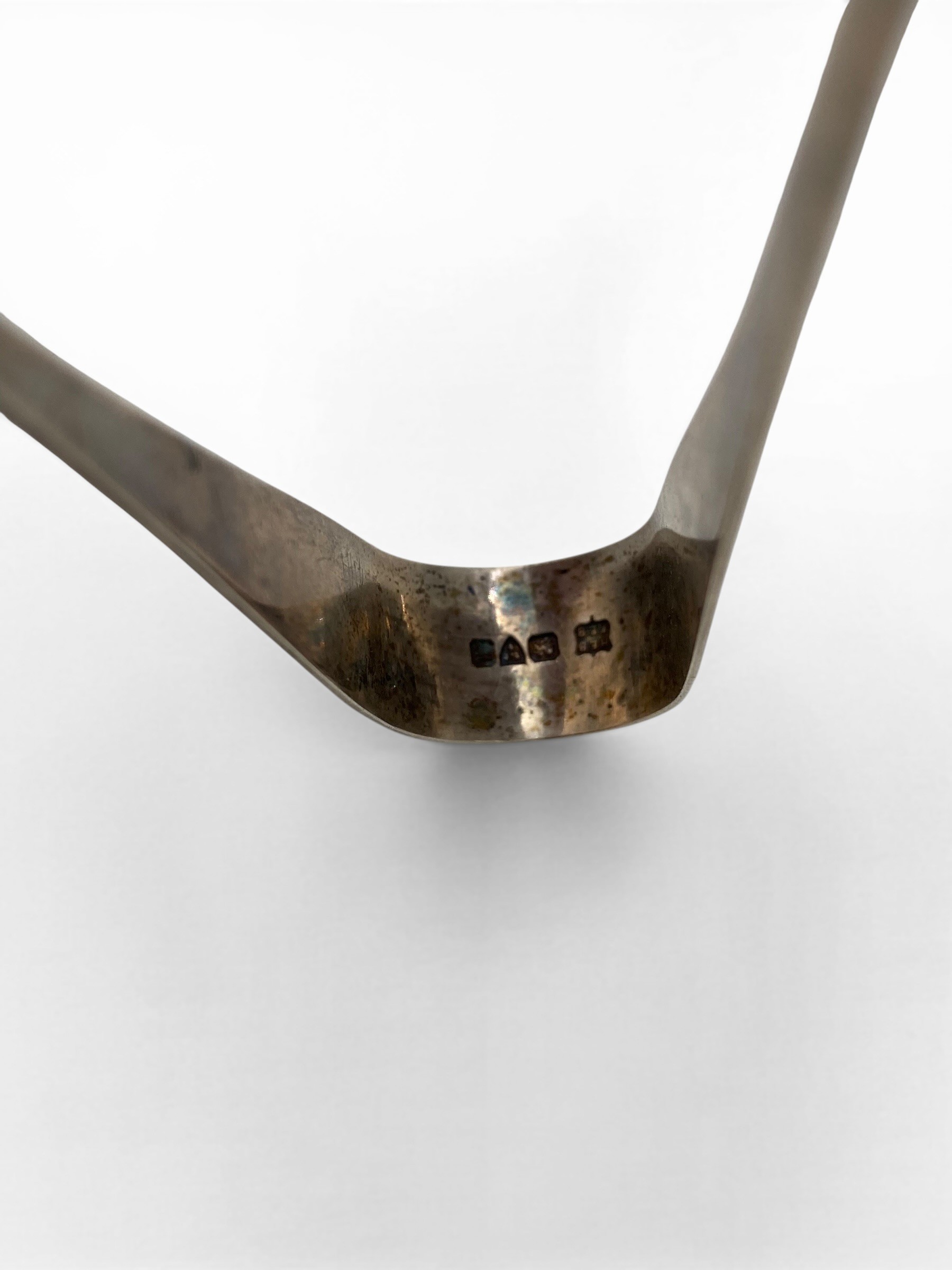 A miscellaneous collection of English hallmarked silver spoons and other items. 124g - Image 9 of 11