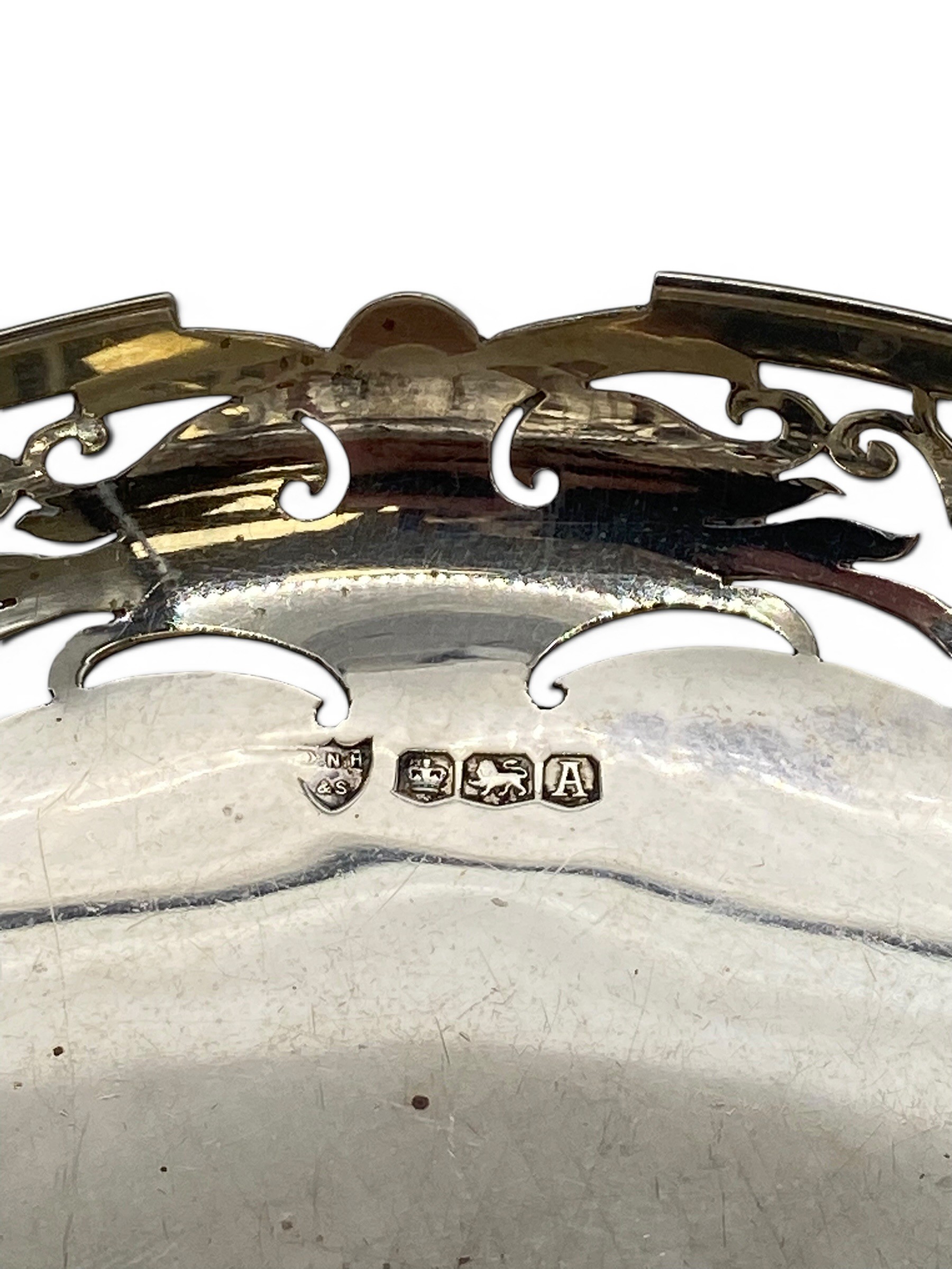 An English hallmarked silver dish with pierced gallery, Sheffield 1868. Weight: 142g - Image 2 of 3