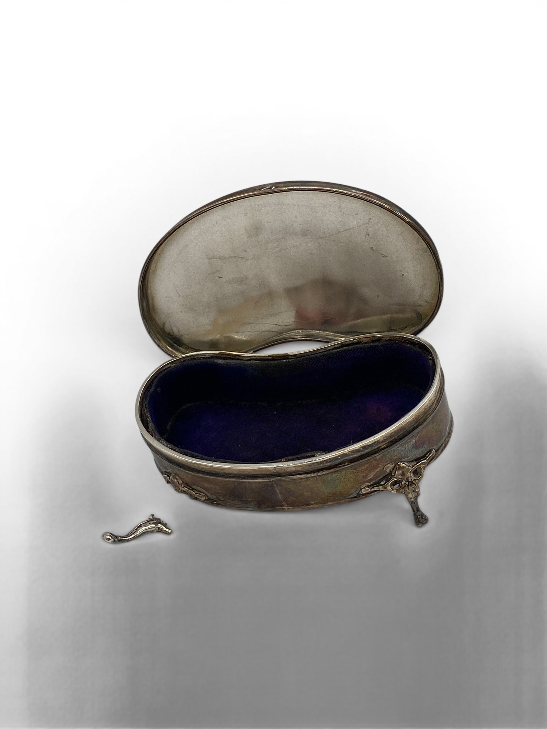 A mixed lot of English hallmarked silver; cup holders, and trinket box. Weight:162g - Image 4 of 5