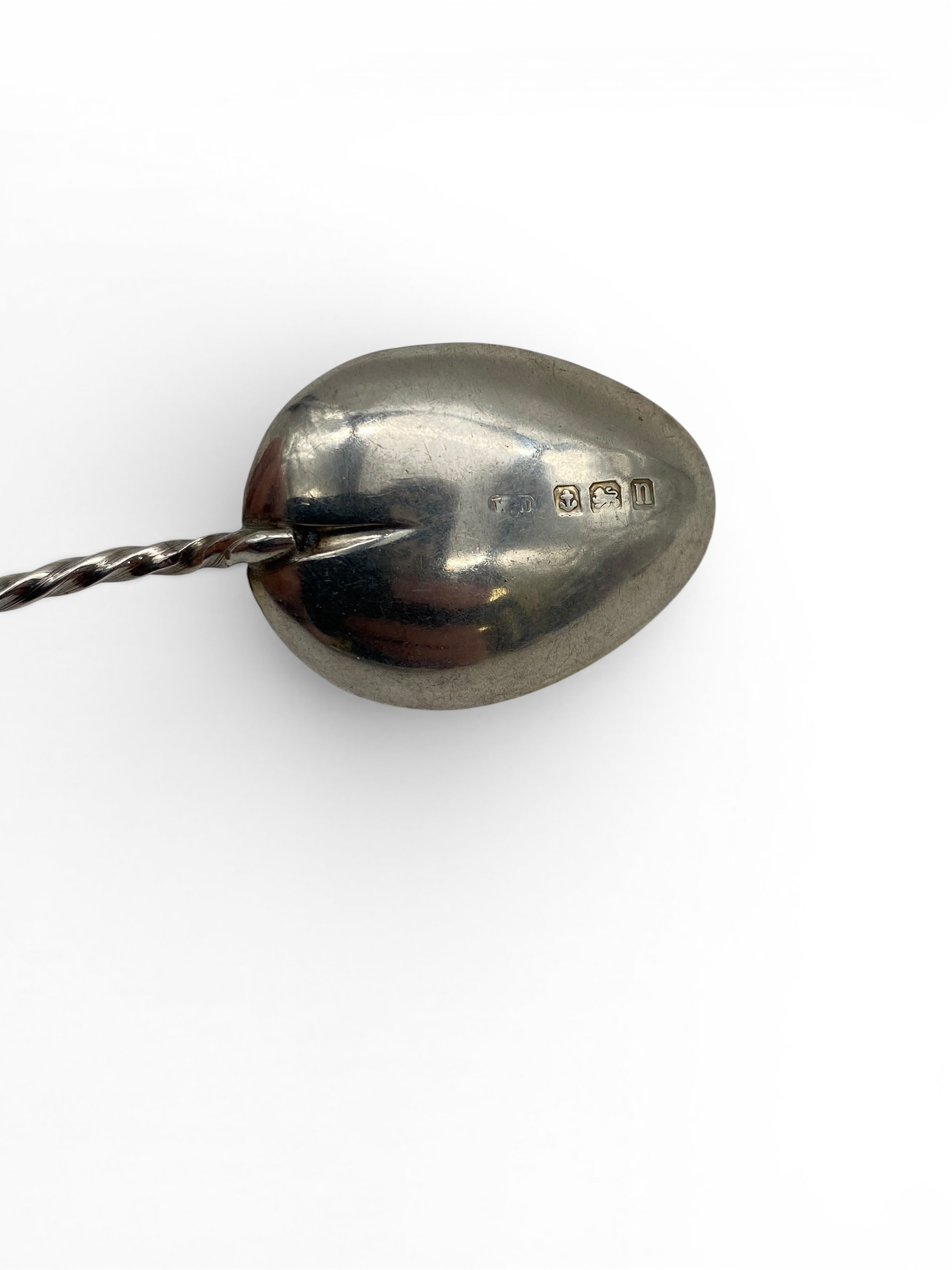 A miscellaneous collection of English hallmarked silver spoons and other items. 124g - Image 10 of 11
