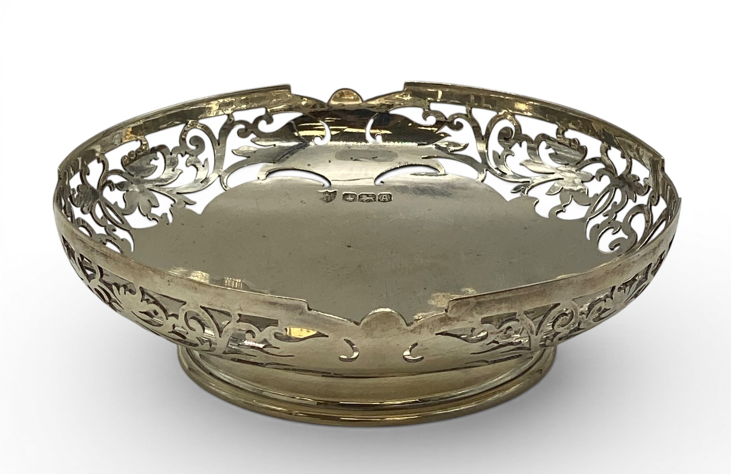 An English hallmarked silver dish with pierced gallery, Sheffield 1868. Weight: 142g