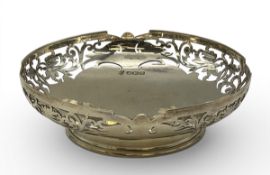 An English hallmarked silver dish with pierced gallery, Sheffield 1868. Weight: 142g