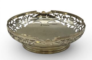 An English hallmarked silver dish with pierced gallery, Sheffield 1868. Weight: 142g