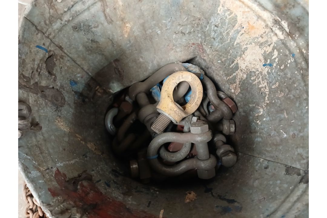 Lifting shackles