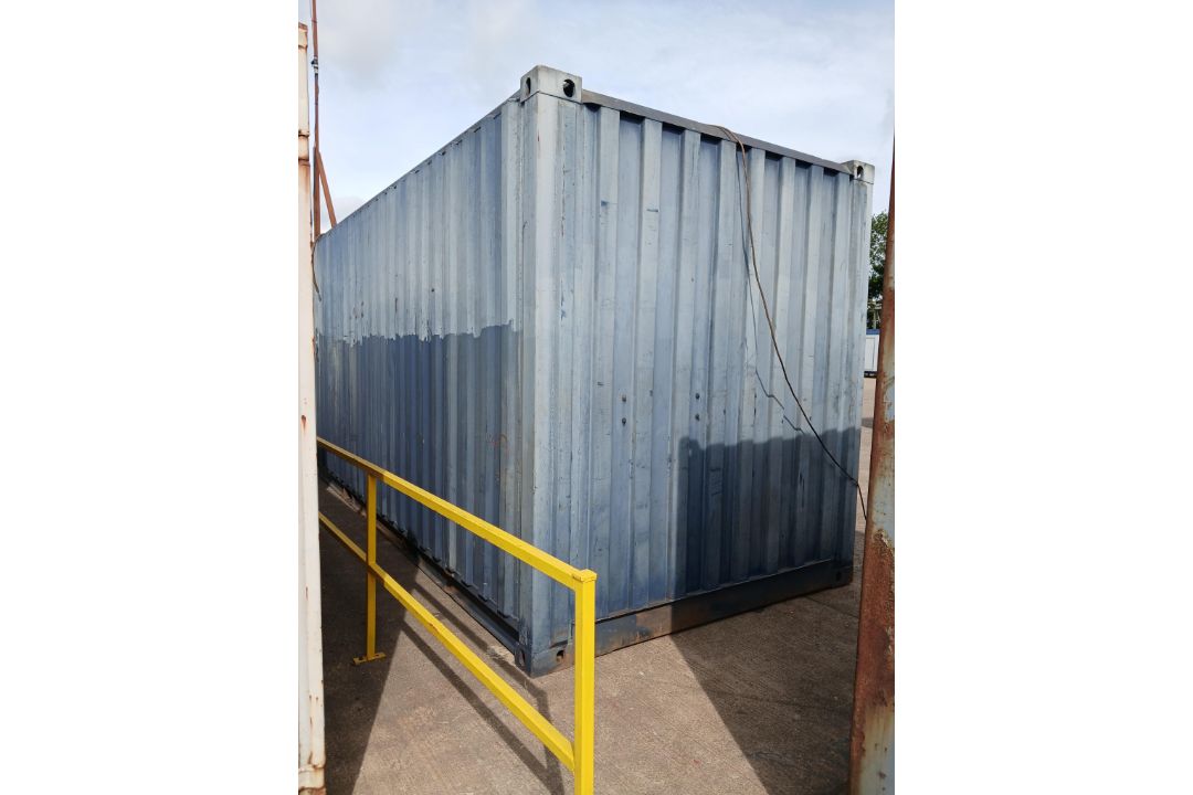 Shipping container with racking 20 x 8ft x 9.4h - Image 3 of 5