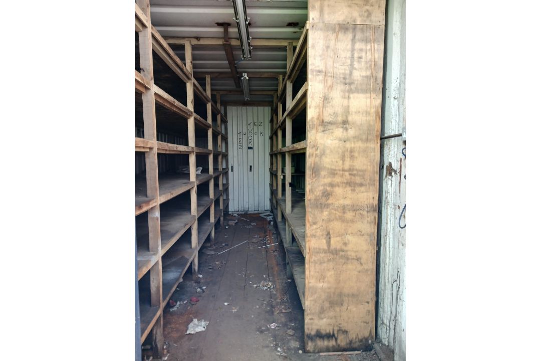 Shipping container with racking 20 x 8ft x 9.4h - Image 4 of 5
