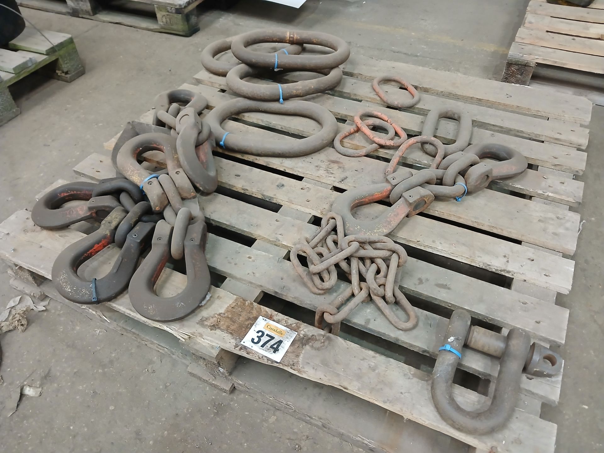 Lifting shackles