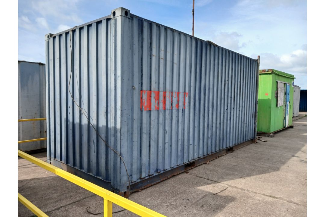 Shipping container with racking 20 x 8ft x 9.4h - Image 2 of 5