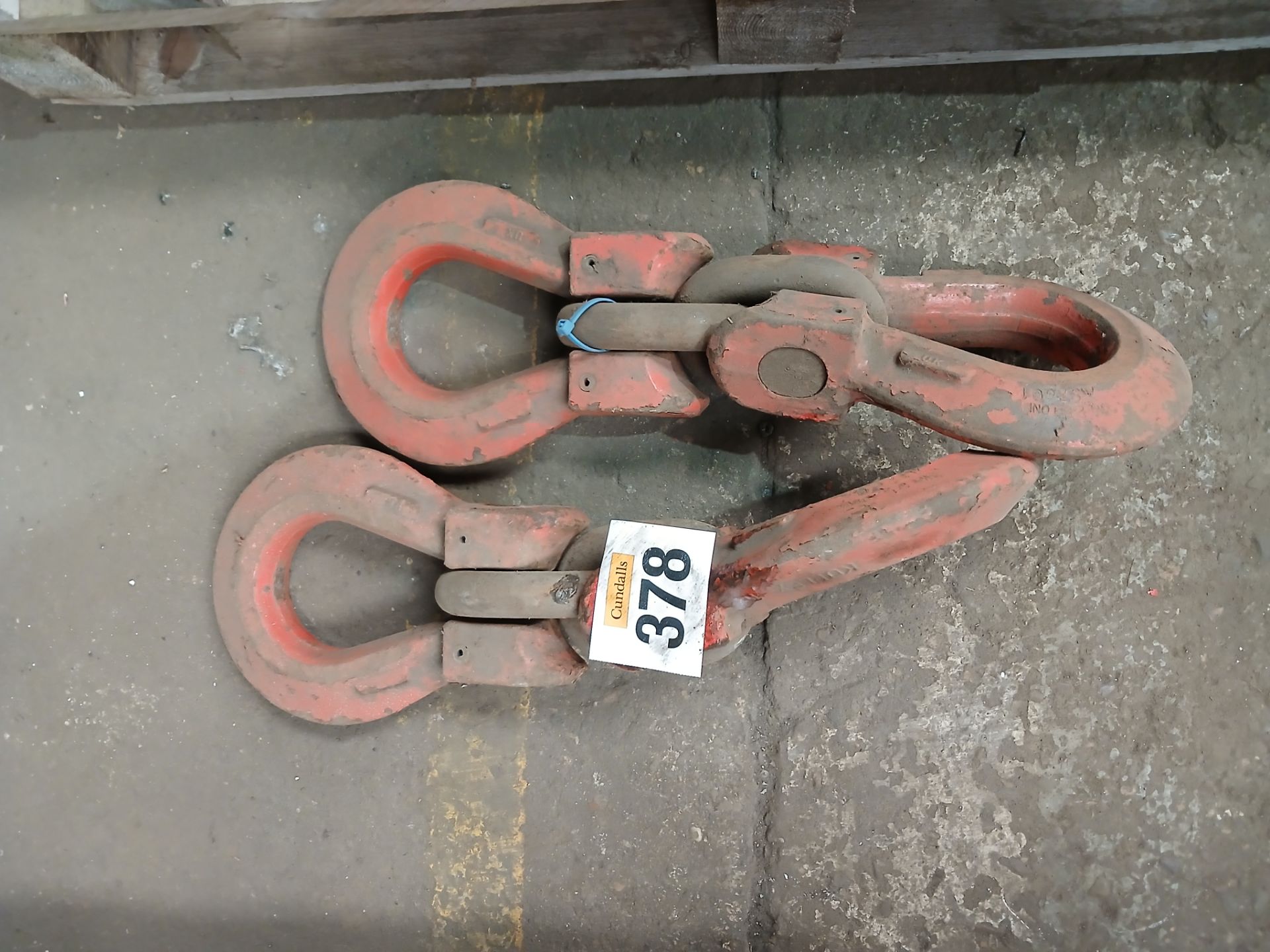 Lifting shackles