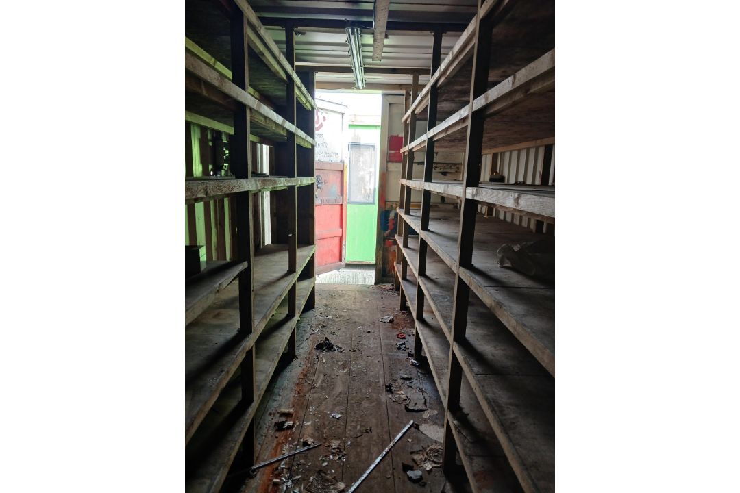 Shipping container with racking 20 x 8ft x 9.4h - Image 5 of 5