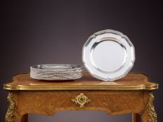 A SET OF TWELVE 18TH CENTURY STERLING SILVER DINNER PLATES, C.1788