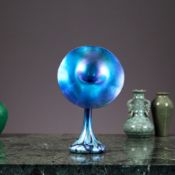 AN IRIDESCENT ART GLASS LILY VASE IN THE MANNER OF LOETZ