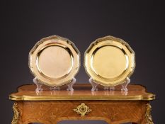A PAIR OF IRISH 18TH CENTURY STERLING SILVER GILT PLATES, C. 1797, MARKS FOR WILLIAM NOLAN