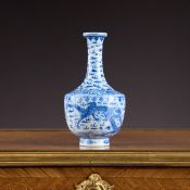 A 19TH CENTURY CHINESE PORCELAIN BLUE AND WHITE PORCELAIN DRAGON VASE