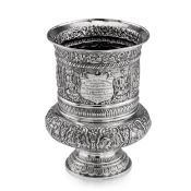 AN EARLY 20TH CENTURY INDIAN (CALCUTTA) SOLID SILVER REPOUSSE VASE, DASS & DUTT, C. 1900