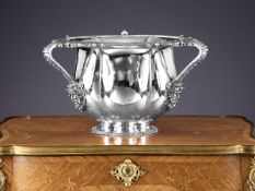 A MASSIVE EARLY 20TH CENTURY STERLING SILVER ICE BUCKET OR PUNCH BOWL, C.1909