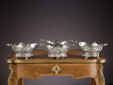 A SET OF FOUR 19TH CENTURY STERLING SILVER BOWLS, 1899, WILLIAM COMYNS & SONS
