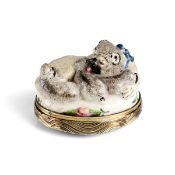 A RARE MID 18TH CENTURY ST JAMES PORCELAIN AND AGATE PUG BONBONNIERE