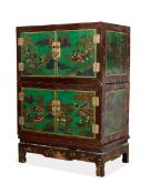 A LATE 19TH / EARLY 20TH CENTURY CHINESE LACQUERED CABINET