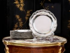 A SET OF TWELVE GEORGIAN STERLING SILVER DINNER PLATES, LONDON, 1828 BENJAMIN SMITH II