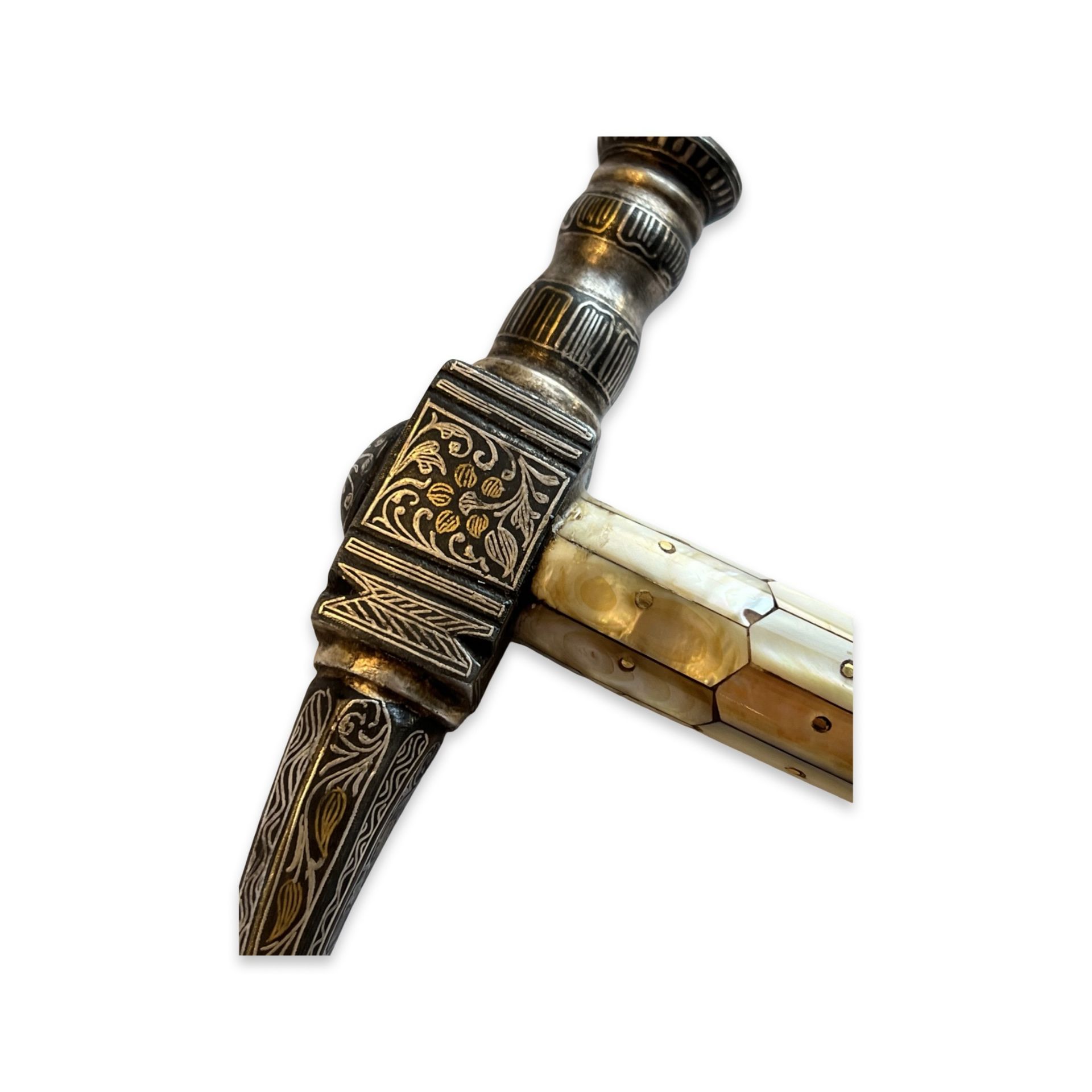 A PERSIAN DAMASCENED STEEL AND MOTHER OF PEARL WAR HAMMER - Image 6 of 6