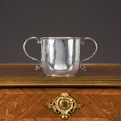 A RARE WILLIAM III SILVER PORRINGER C. 1700