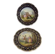 A PAIR OF LATE 19TH / EARLY 20TH CENTURY SEVRES STYLE PORCELAIN PLATES DEPICING COURTING COUPLES