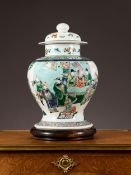 A LARGE CHINESE FAMILLE VERTE PORCELAIN VASE AND COVER
