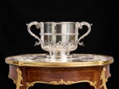 A LARGE EARLY 20TH CENTURY STERLING SILVER TWIN HANDLED CUP, C. 1907