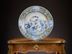 AN 18TH CENTURY MAJOLICA CHARGER, URBINO STYLE