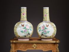 A PAIR OF CHINESE FAMILLE ROSE PORCELAIN VASES