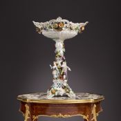 A LARGE LATE 19TH / EARLY 20TH CENTURY DRESDEN PORCELAIN FIGURAL CENTREPIECE