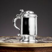 A RARE GEORGE I STERLING SILVER LIDDED TANKARD C.1726