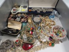 A tray of assorted costume jewellery