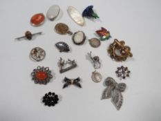 A bag of assorted costume jewellery