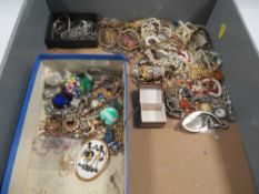 A tray of assorted vintage costume jewellery