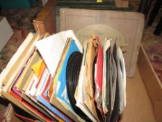 A tray of collectables to include 7