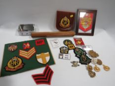 A tray of military collectables to include cloth badges etc