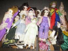 Two trays of assorted collectable ceramic dolls and clowns etc