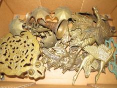 A tray of assorted metal ware to include a trivet etc