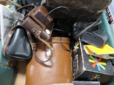 A tray of assorted vintage cameras and binoculars etc